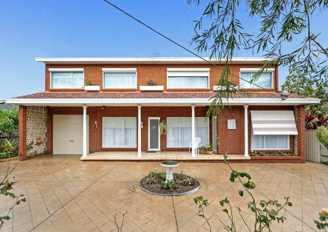 5 bedrooms House in 3 Flinders Road GEORGES HALL NSW, 2198