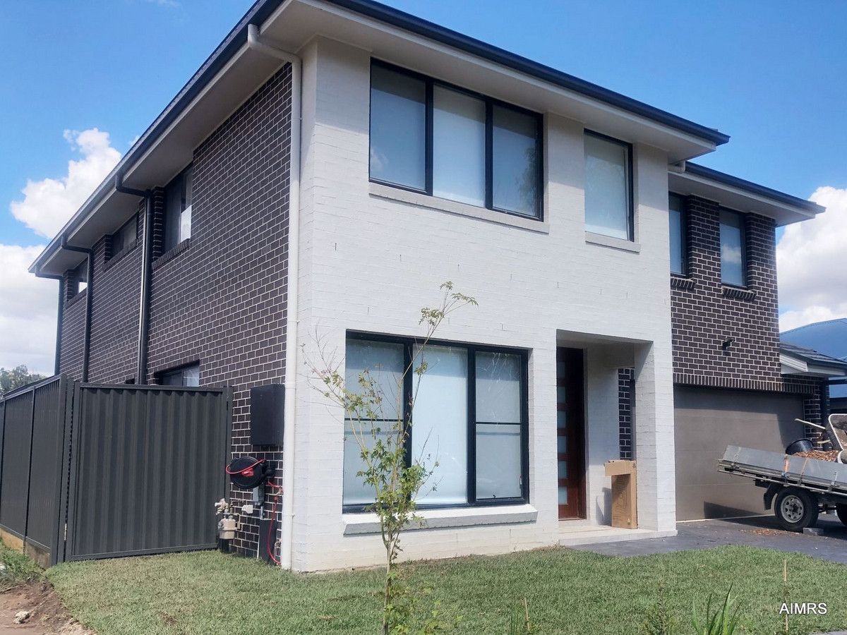 4 bedrooms House in 36 Tedbury Road JORDAN SPRINGS NSW, 2747