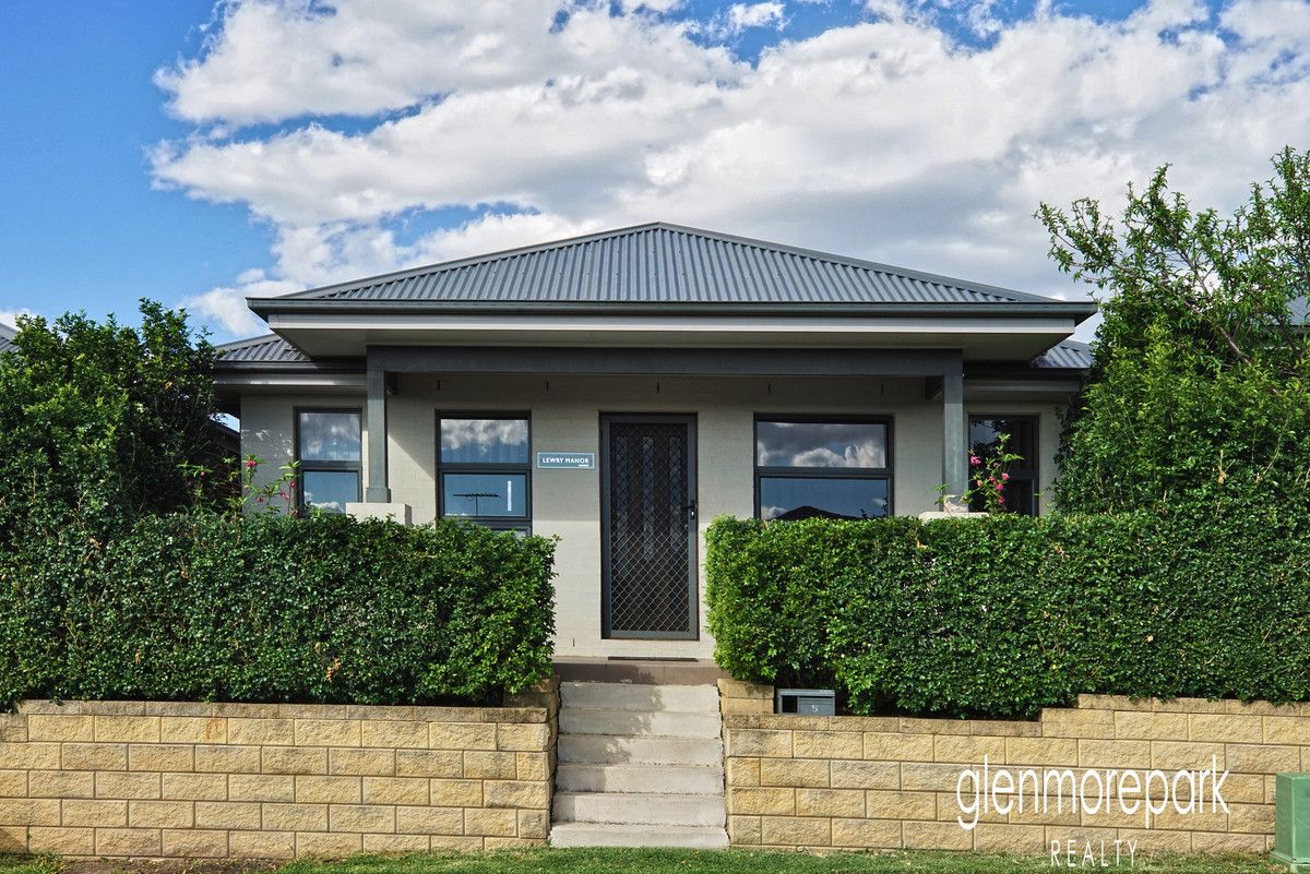 8 Lyora Street Glenmore Park Nsw 2745 Domain