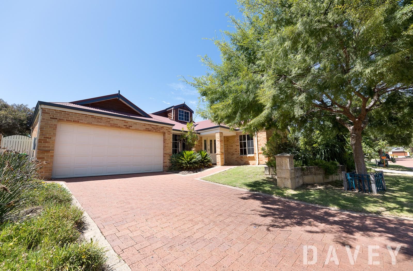 4 bedrooms House in 32 Winterbell Court CHURCHLANDS WA, 6018