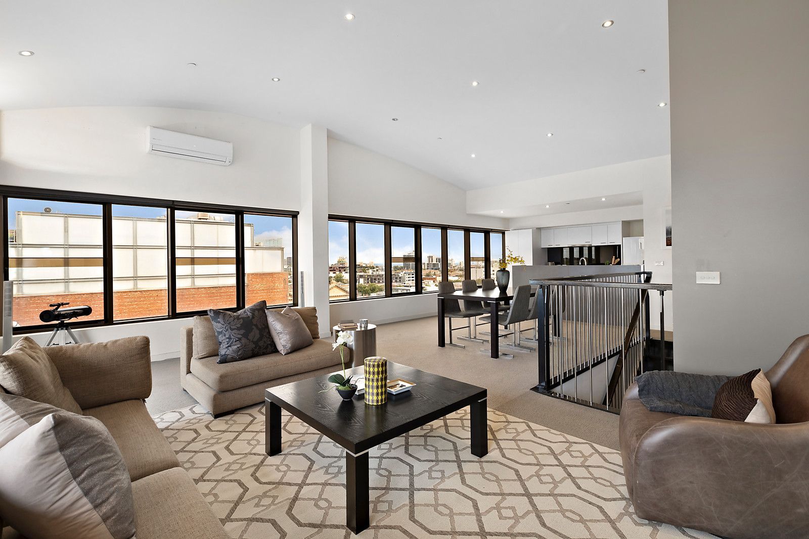 3 bedrooms Apartment / Unit / Flat in 606/220 Commercial Road PRAHRAN VIC, 3181