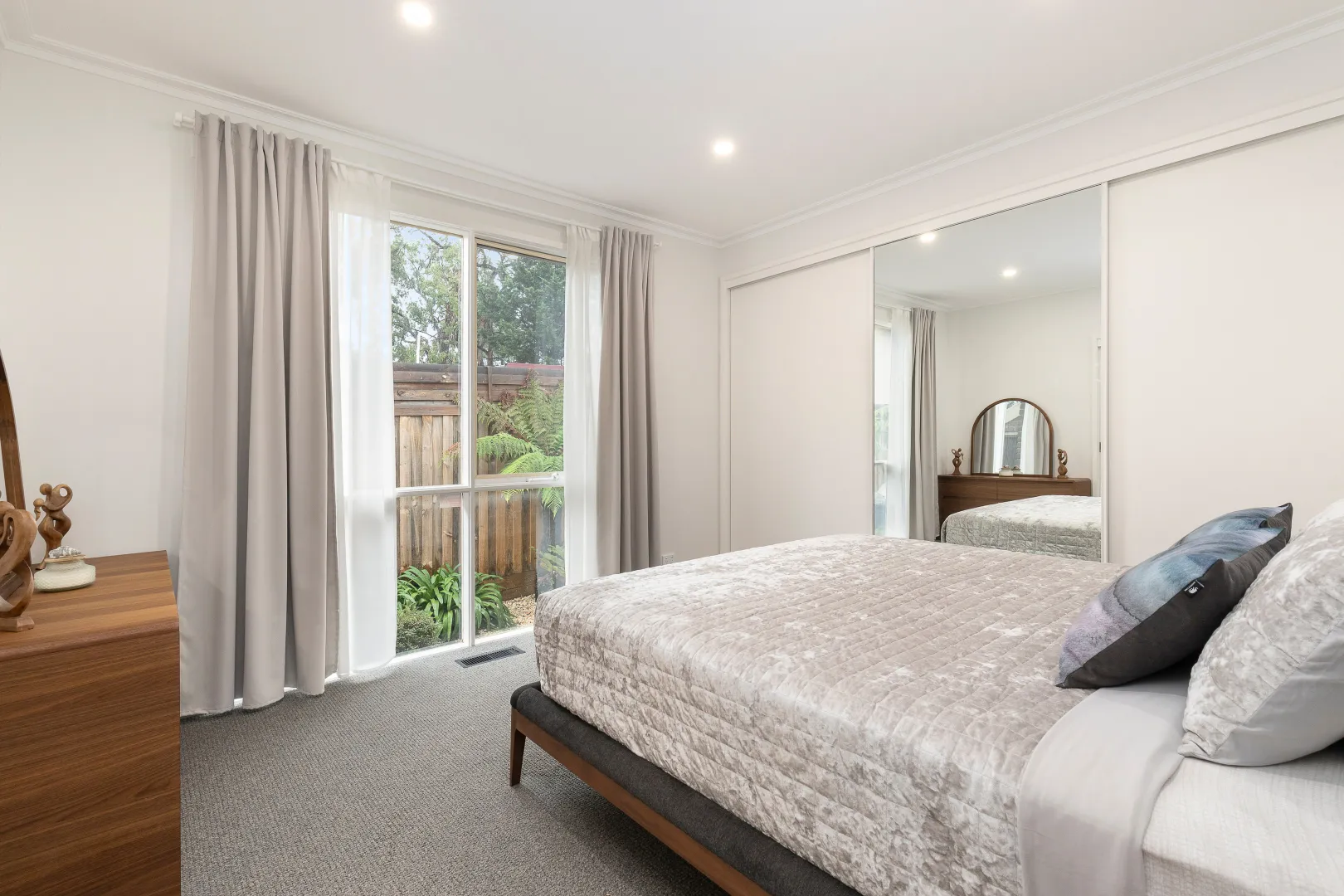 Peaceful contemporary living - View 6