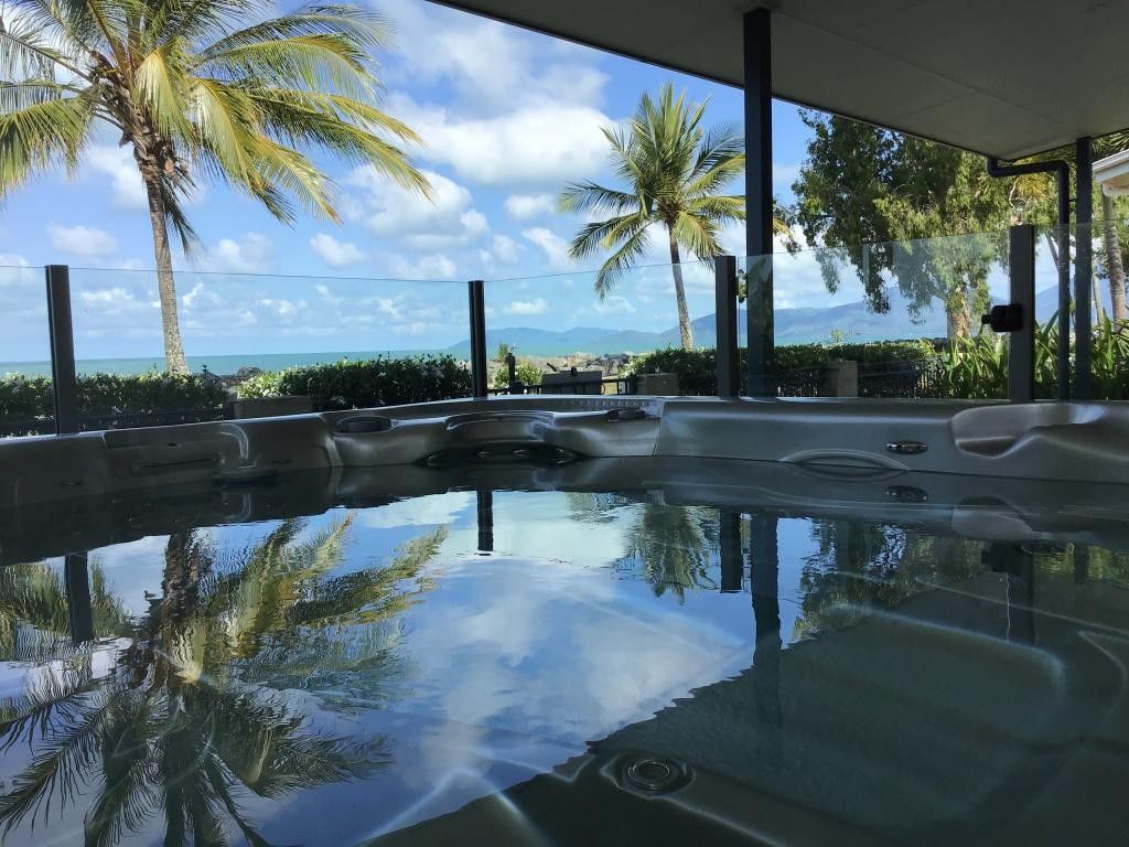 4 bedrooms House in  MACHANS BEACH QLD, 4878