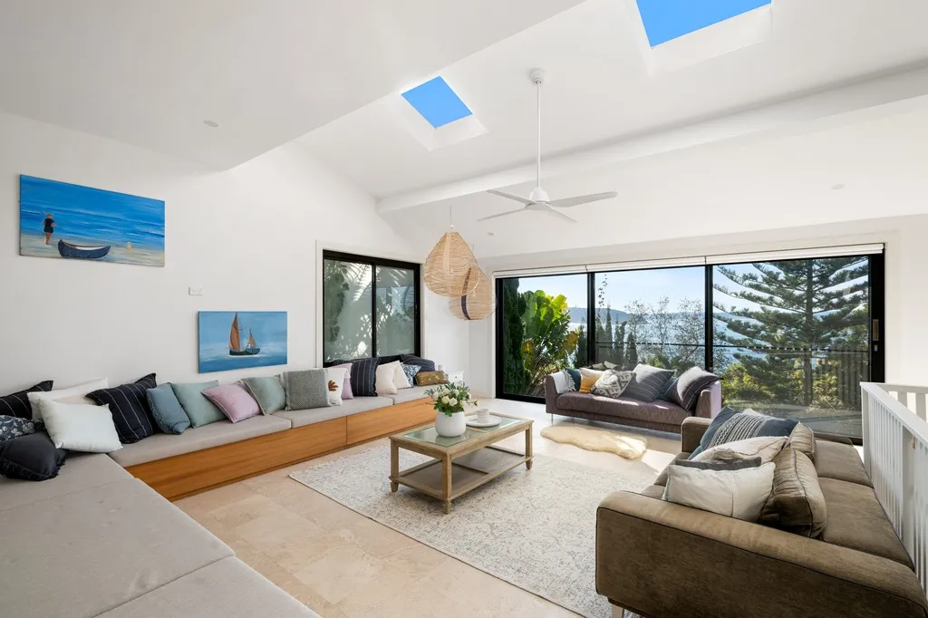 SPACIOUS BEACHSIDE LIVING WITH STUNNING OCEAN VIEWS, Palm Beach