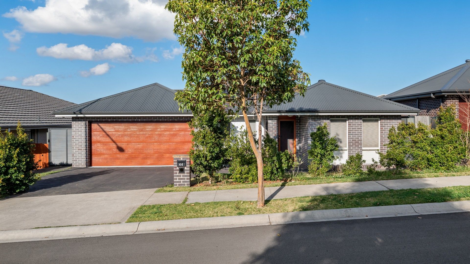 4 bedrooms House in 44 Howard Loop ORAN PARK NSW, 2570
