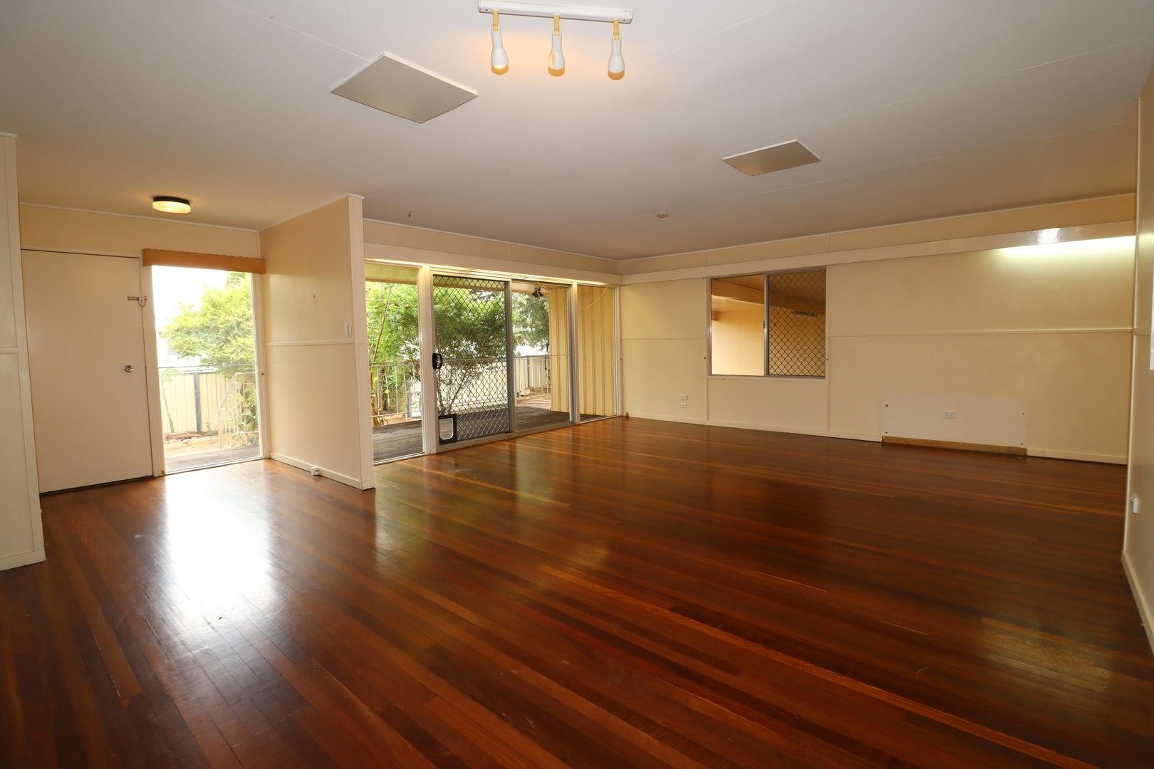 4 bedrooms House in 12 Goroka St MOUNT ISA QLD, 4825