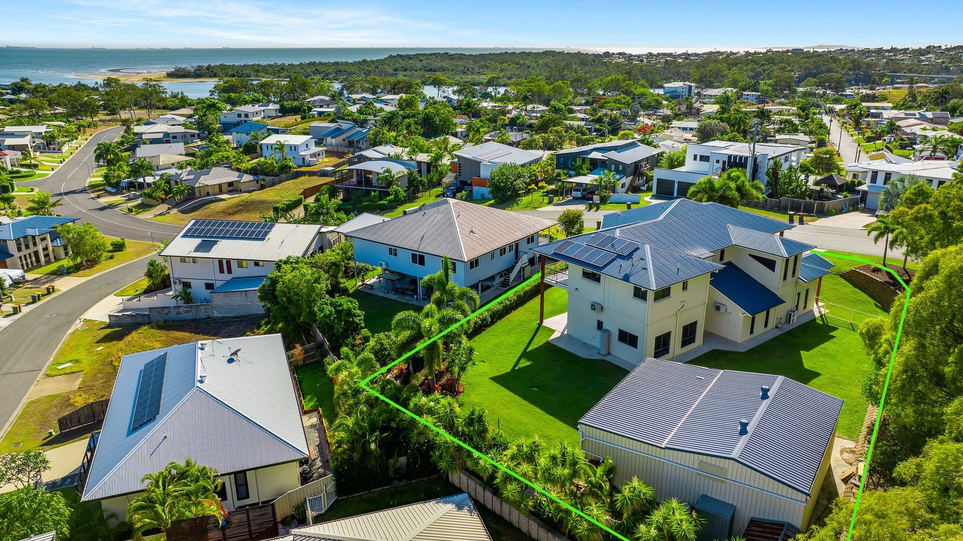 5 bedrooms House in 40 Lighthouse Drive BOYNE ISLAND QLD, 4680