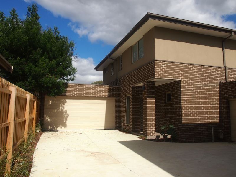 3 bedrooms Townhouse in 2/8 Edinburgh Road BLACKBURN SOUTH VIC, 3130