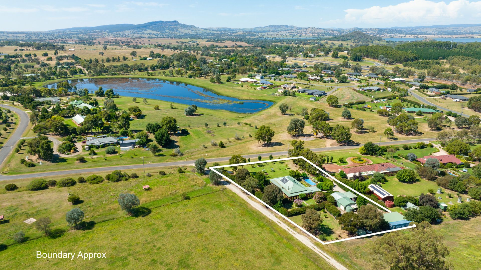 25 Lakeview Drive, Table Top NSW 2640