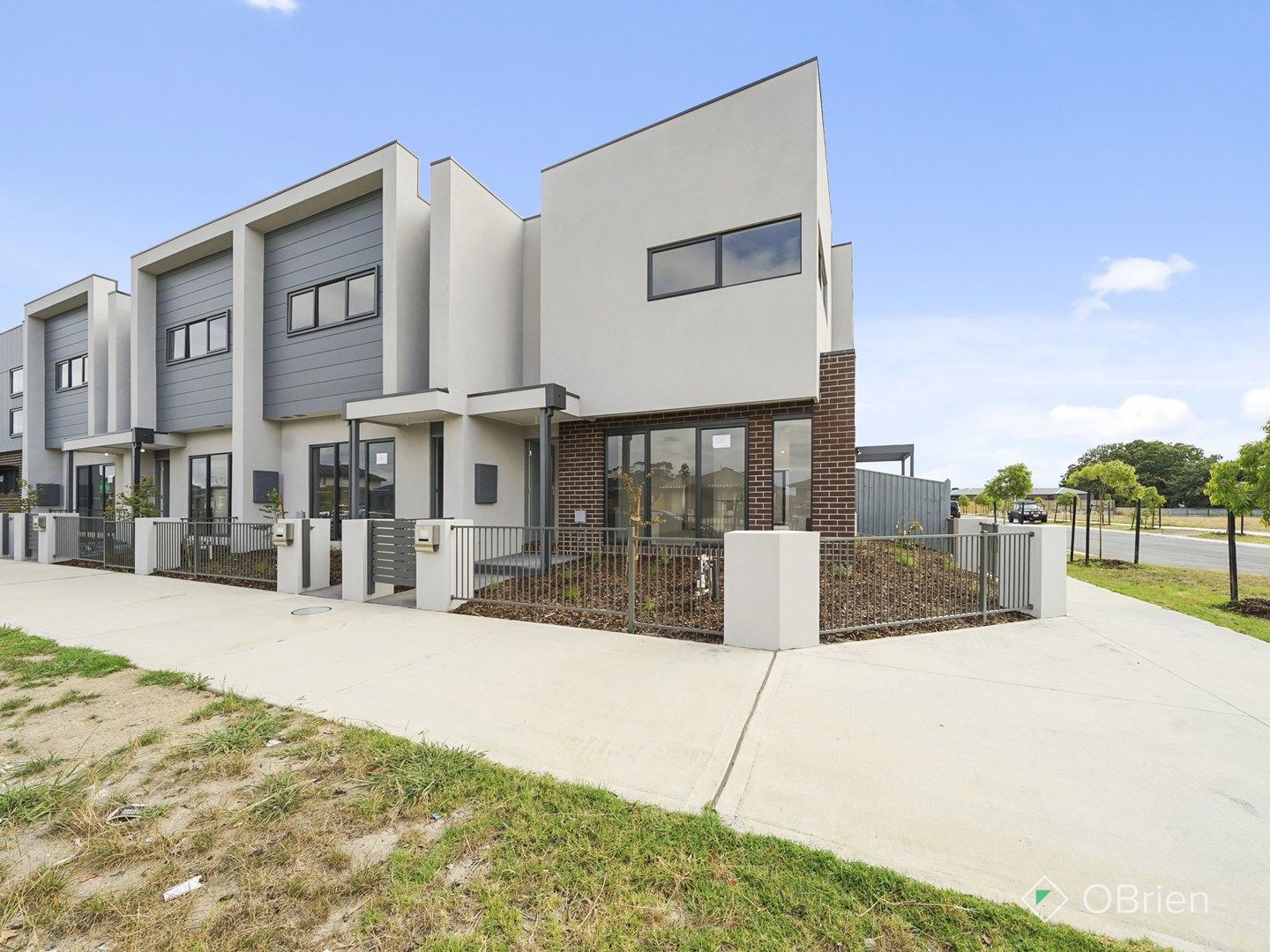 3 bedrooms Townhouse in 116 Henry Street PAKENHAM VIC, 3810