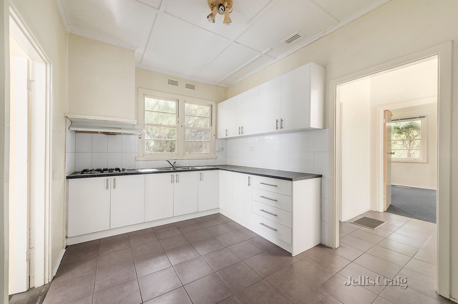 37 Sunderland Avenue, Ashburton VIC 3147, Image 2