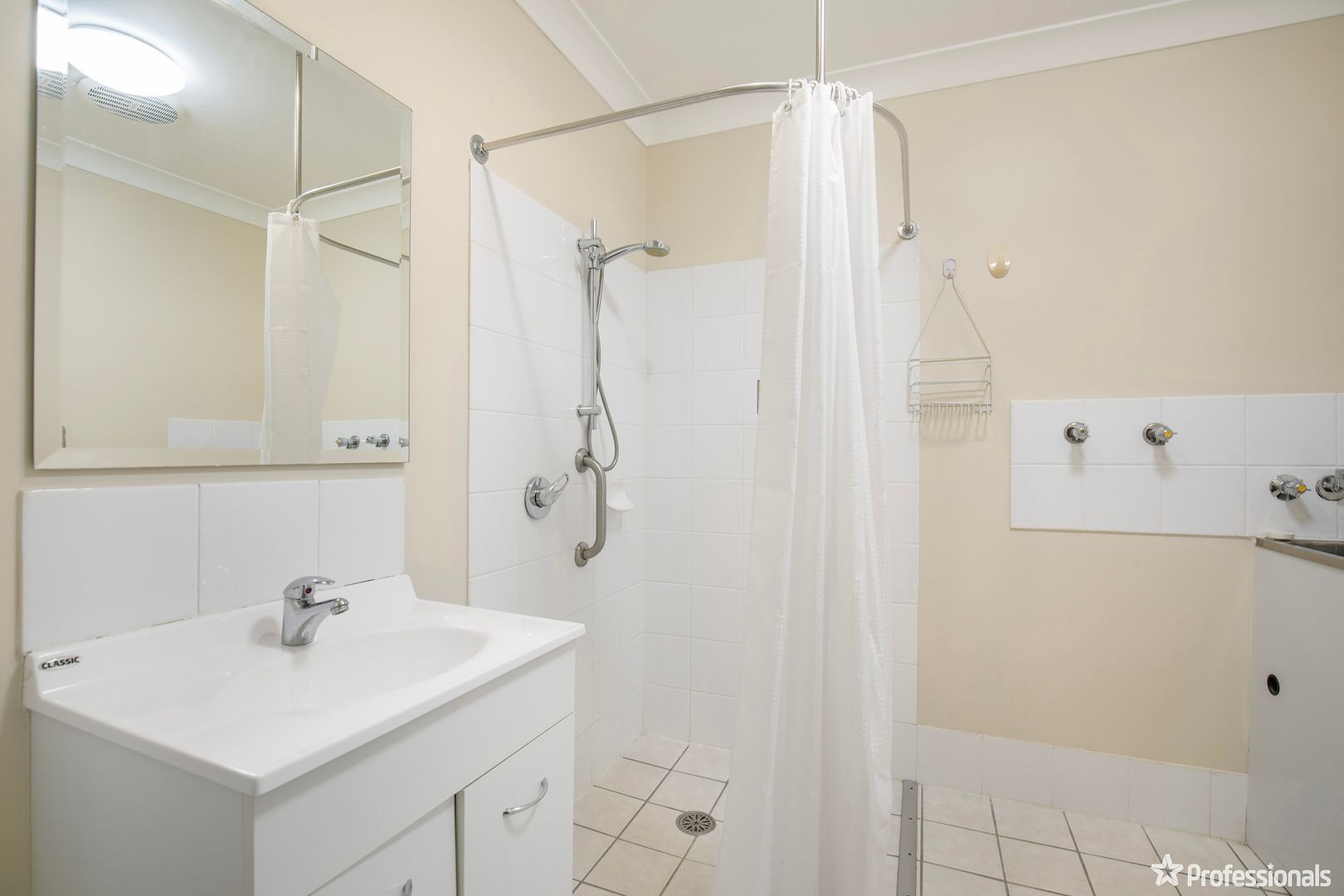 15/80-92 Queen Elizabeth Drive, Armidale NSW 2350, Image 2