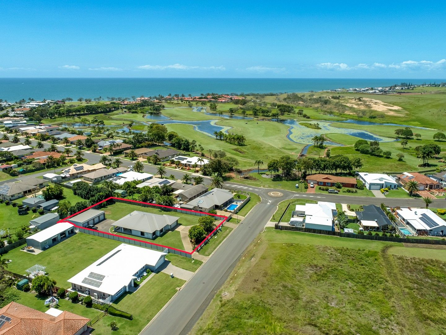 4 bedrooms House in 4 CORAL COVE DRIVE CORAL COVE QLD, 4670