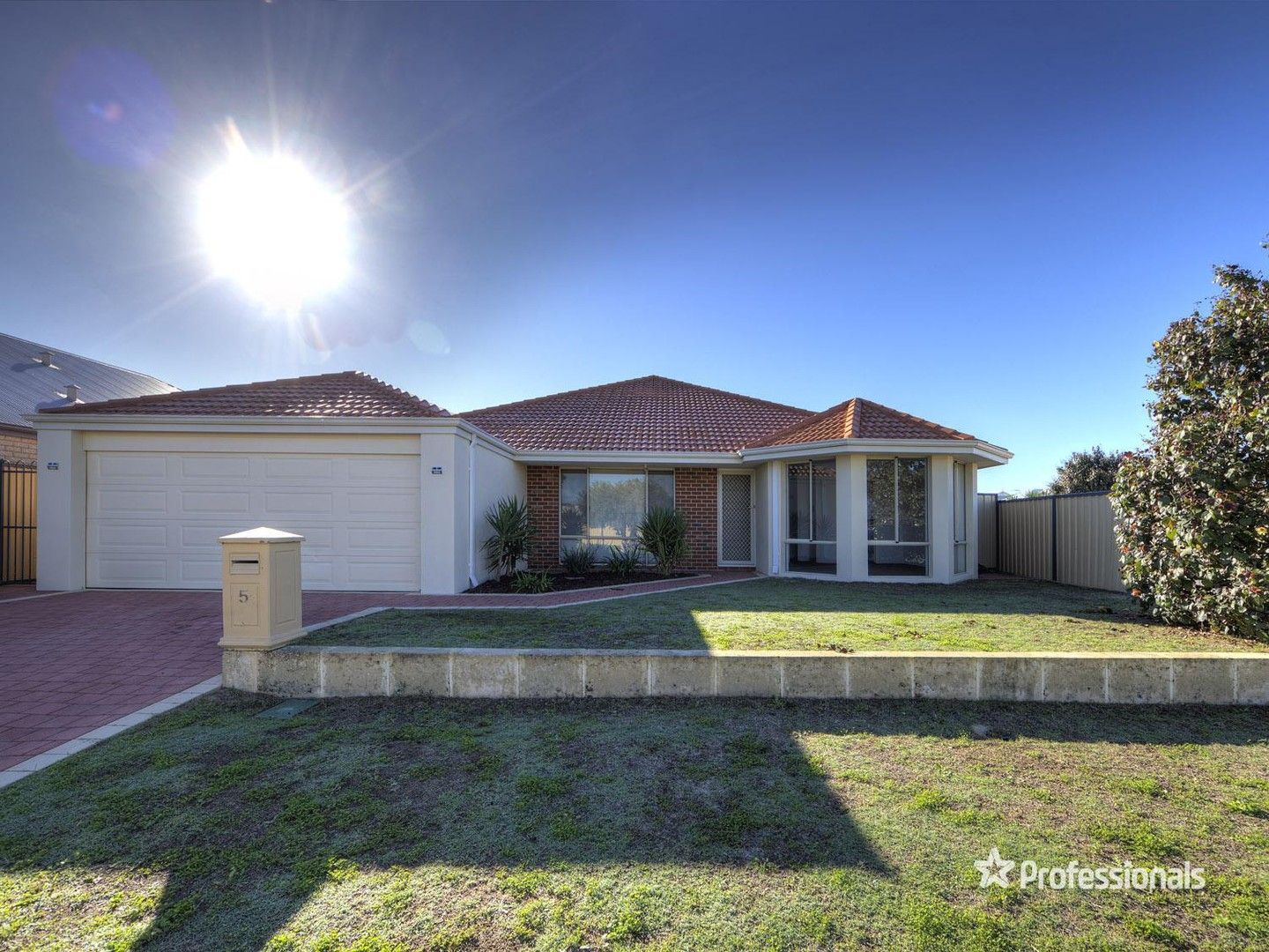 4 bedrooms House in 5 Goshawk Street TAPPING WA, 6065