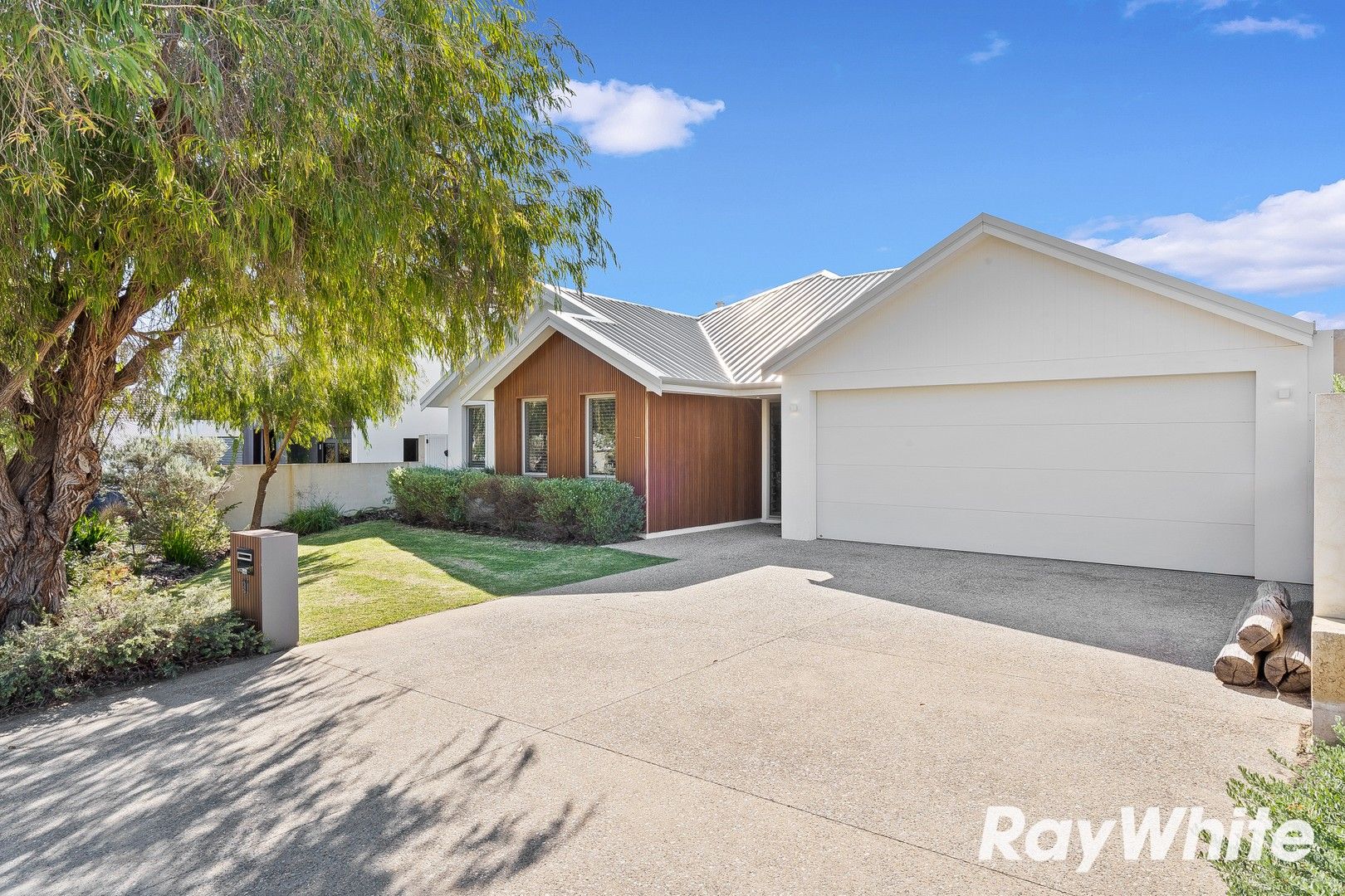 4 bedrooms House in 11 Ensign Way WANNANUP WA, 6210