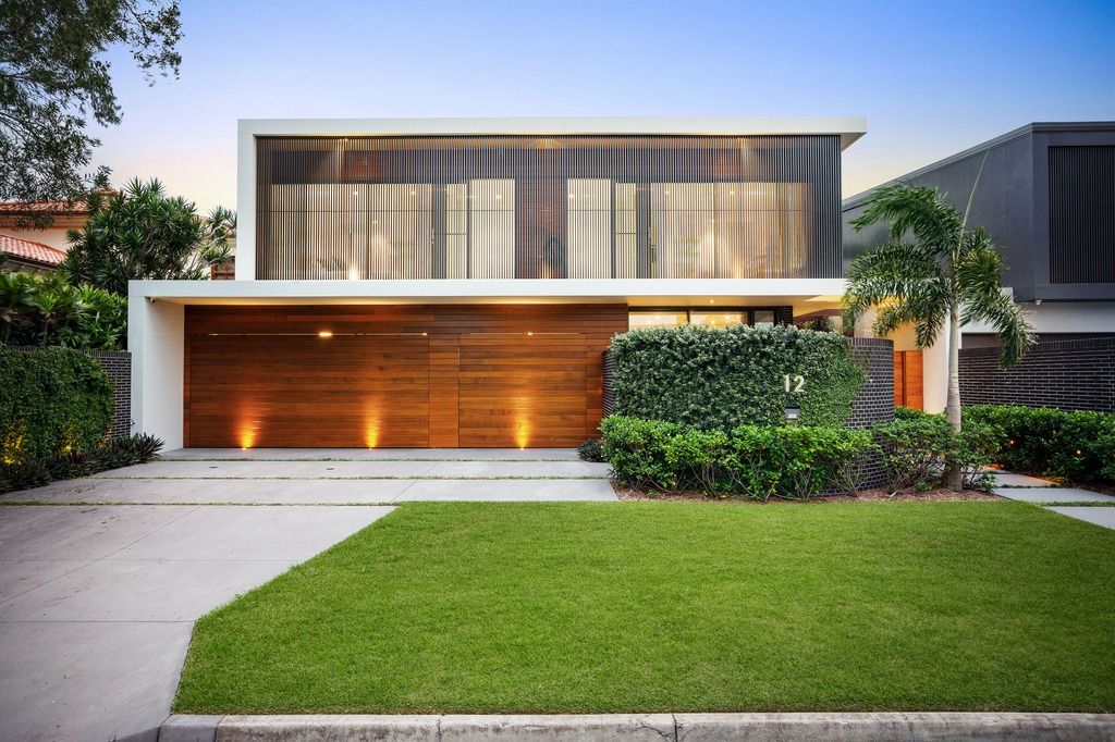 5 bedrooms House in 12 Freyburg Street SORRENTO QLD, 4217