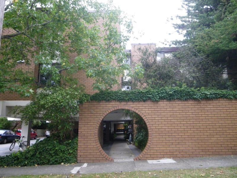2 bedrooms Apartment / Unit / Flat in 2/8 Mooltan Ave ST KILDA EAST VIC, 3183