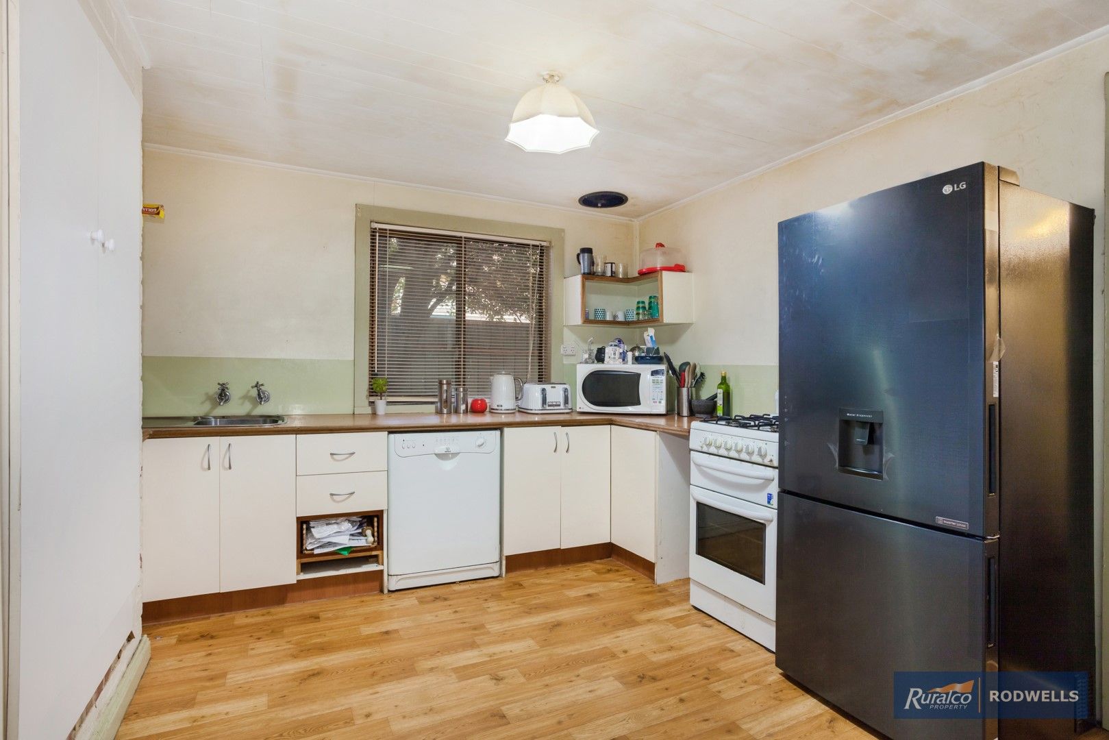 27 Sutherland Street, Broadford VIC 3658, Image 2