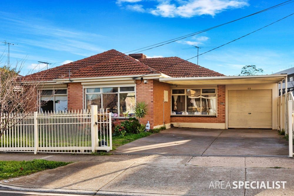 5 bedrooms House in 69 Stradbroke Drive ST ALBANS VIC, 3021