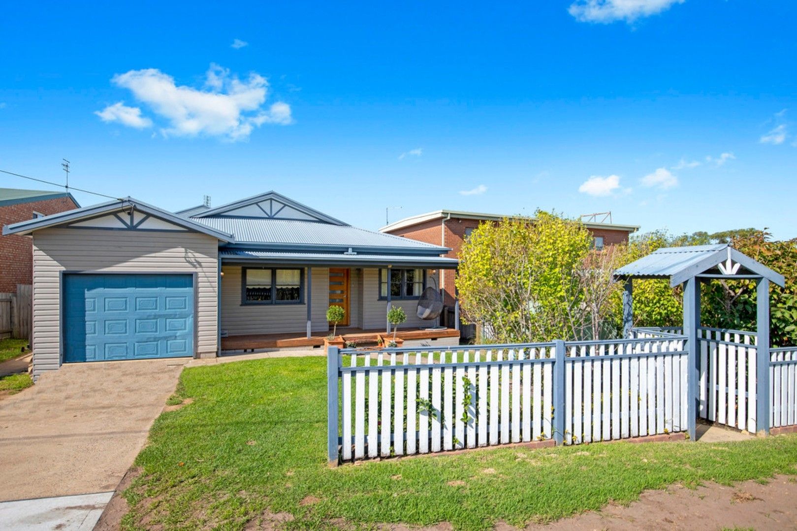 5 bedrooms House in 35 Bavarde Avenue BATEMANS BAY NSW, 2536