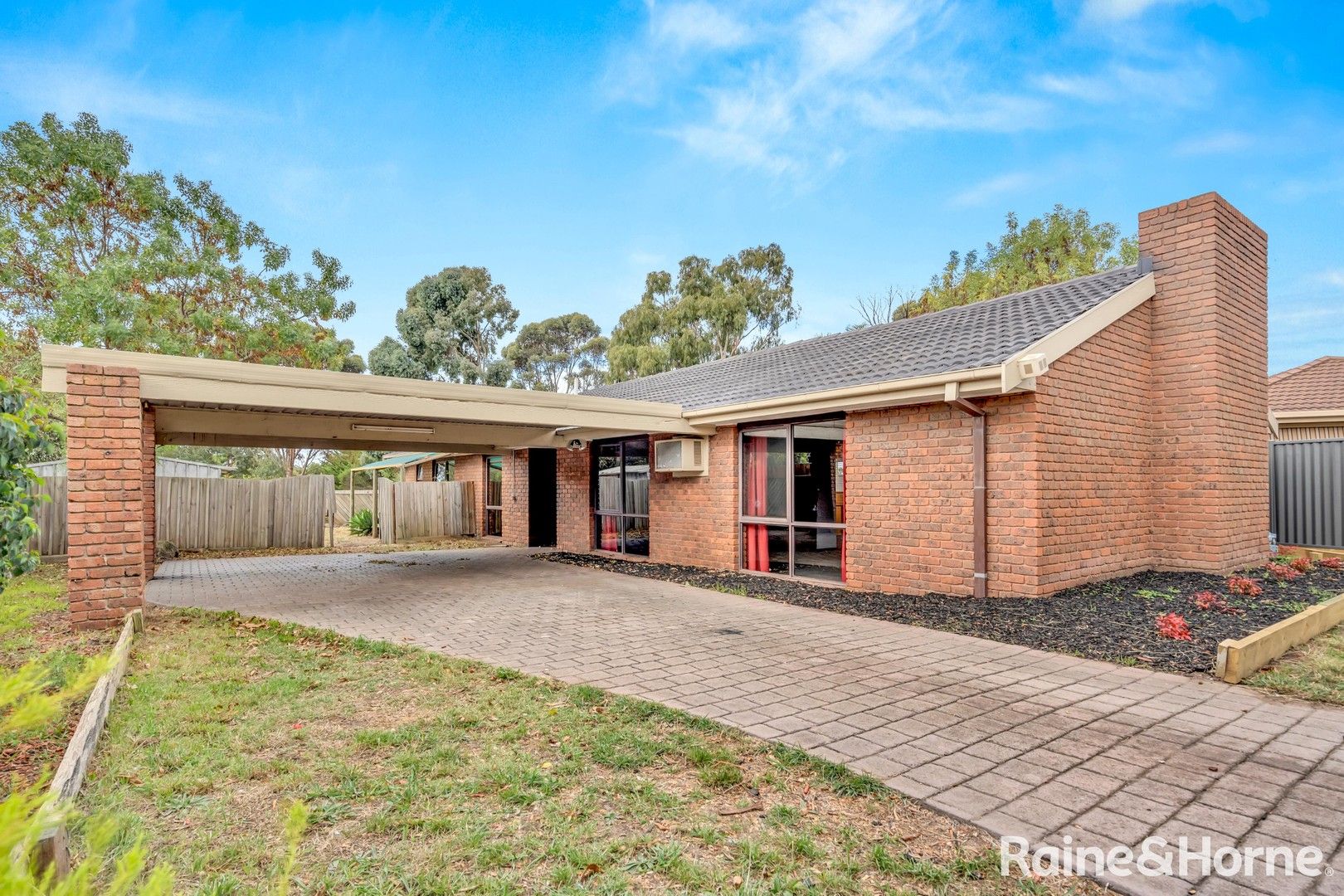 3 bedrooms House in 15 Pebble Beach Court SUNBURY VIC, 3429