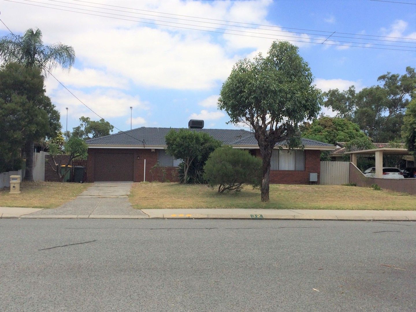 3 bedrooms House in 32 Huggins Road THORNLIE WA, 6108