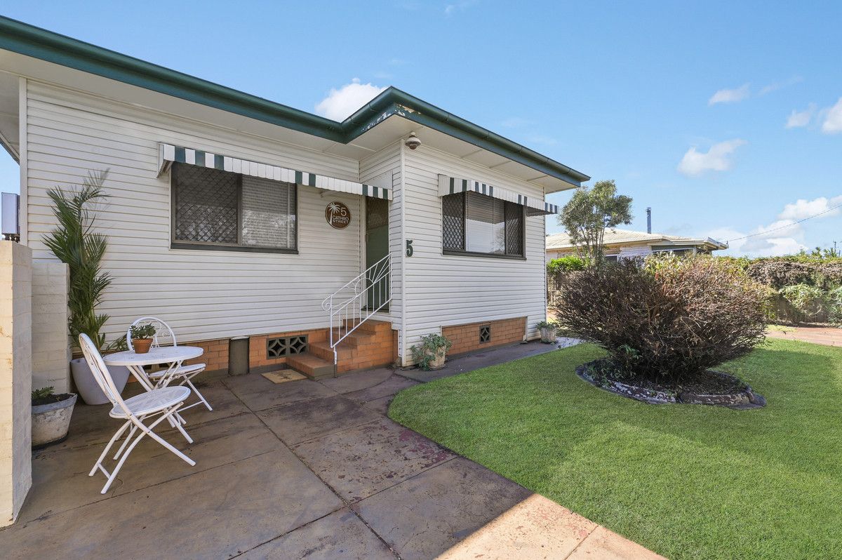 2 bedrooms House in 5 Cathro Street ROCKVILLE QLD, 4350
