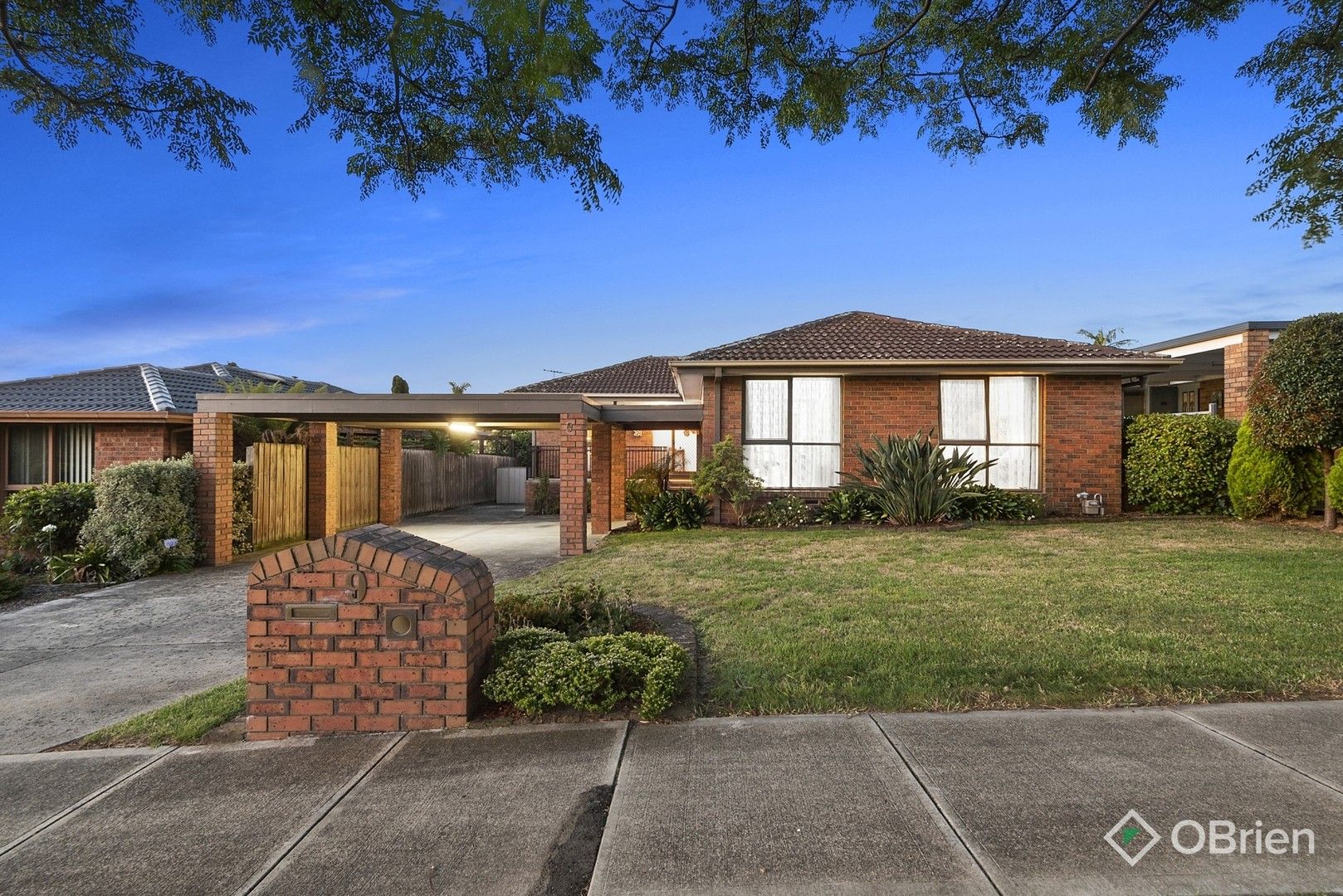 5 bedrooms House in 9 Quirk Court ENDEAVOUR HILLS VIC, 3802