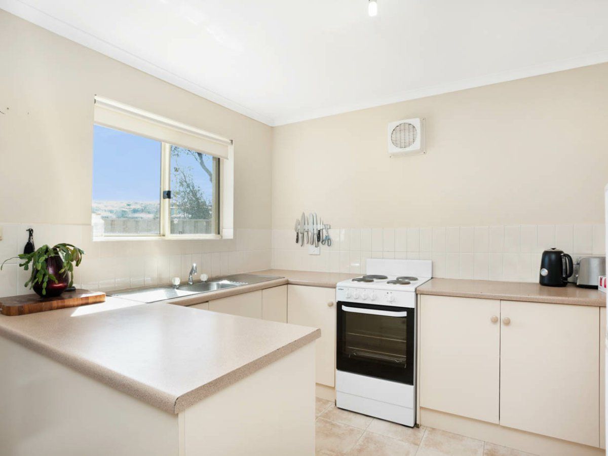 2/33 Rosemary Court, Encounter Bay SA 5211, Image 2