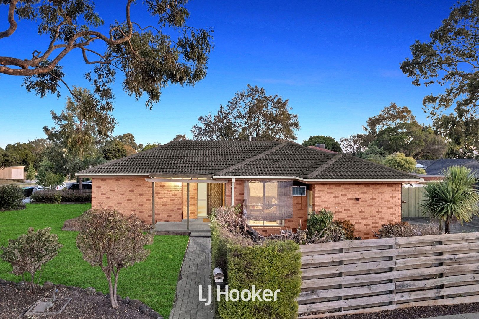 3 bedrooms House in 1 Scenic Court FERNTREE GULLY VIC, 3156