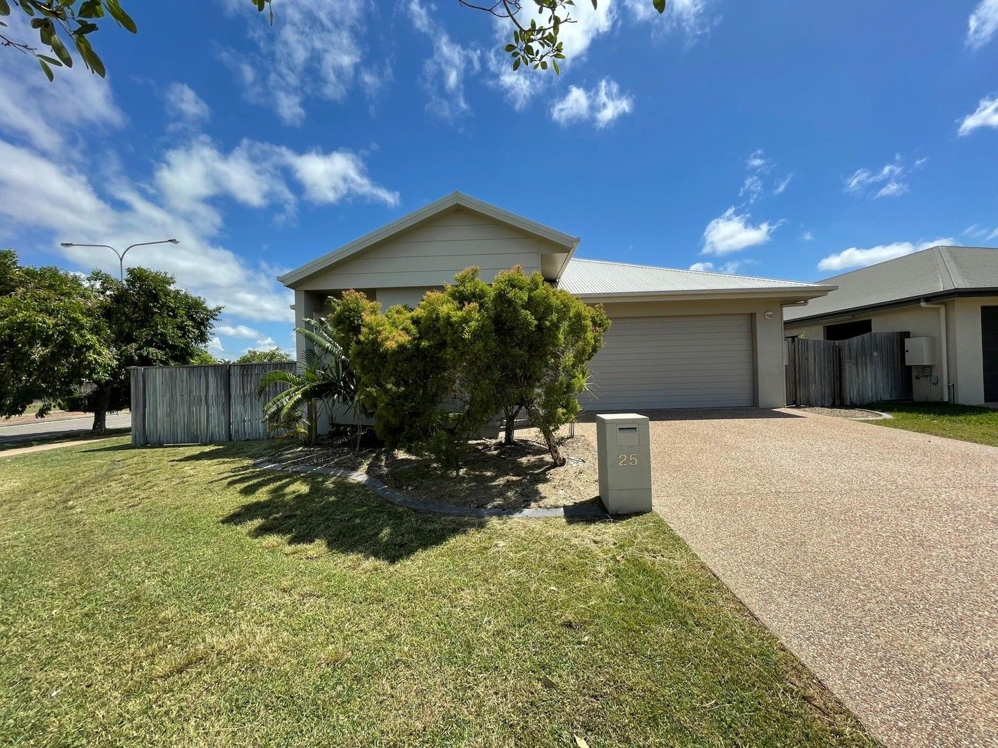 4 bedrooms House in 25 Rowley Place BURDELL QLD, 4818