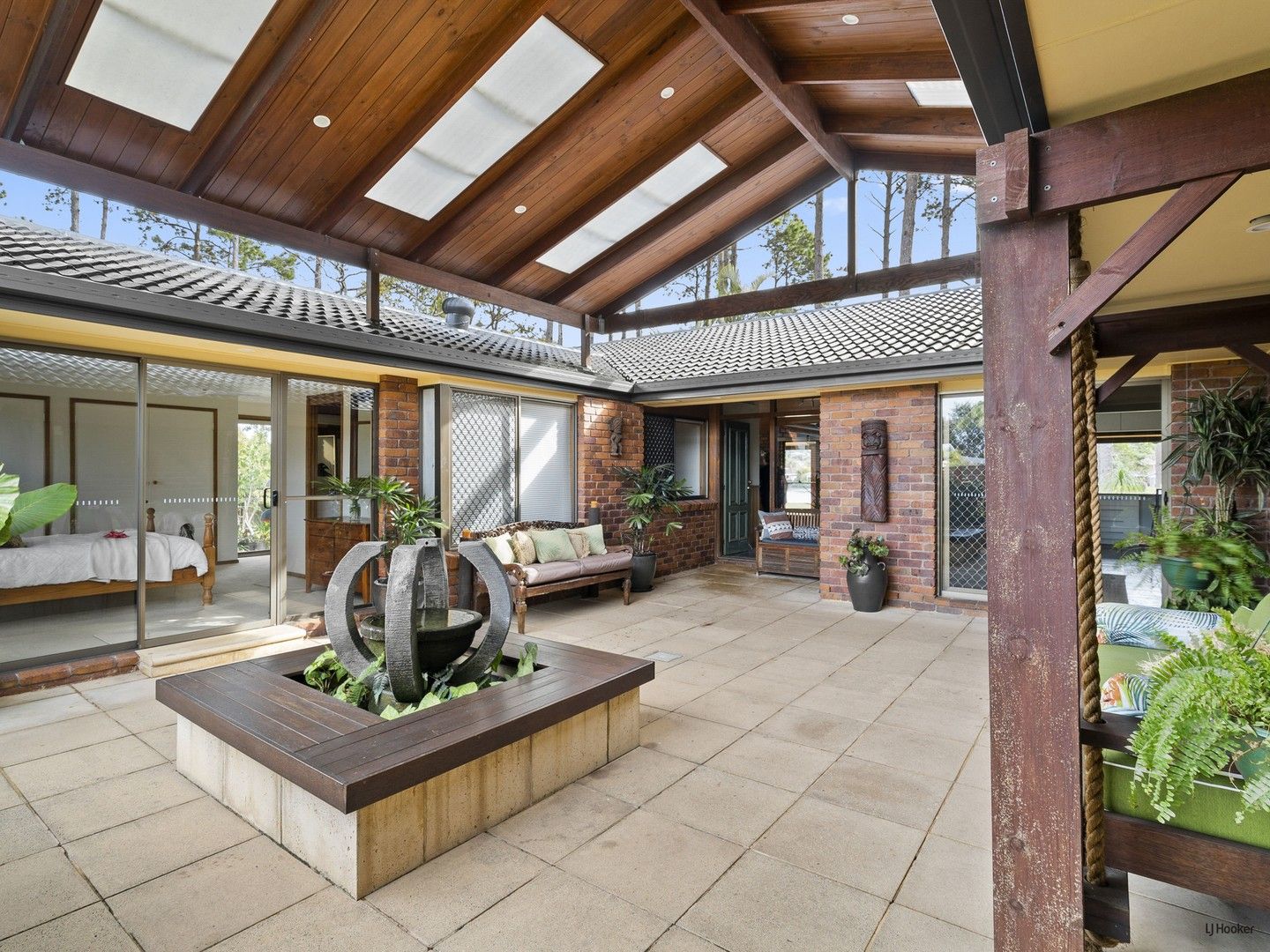 4 bedrooms House in 27 Pinon Close ELANORA QLD, 4221