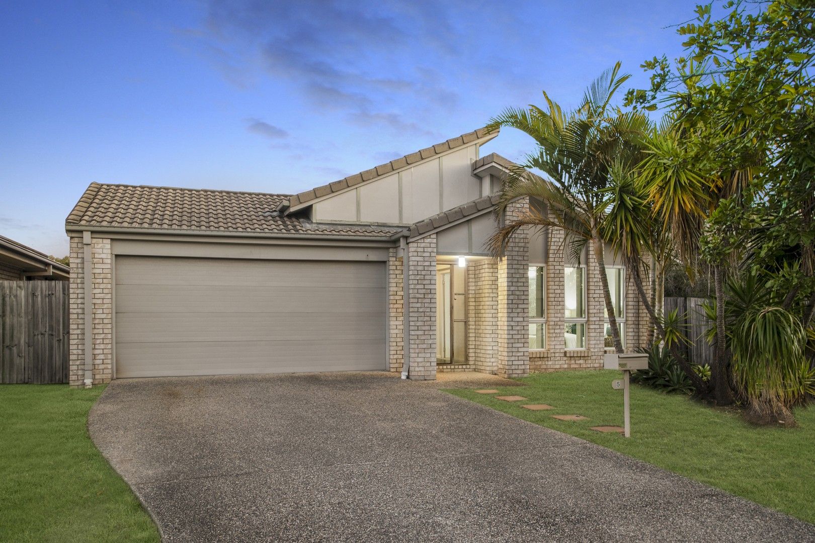 4 bedrooms House in 5 MacLean Close FITZGIBBON QLD, 4018