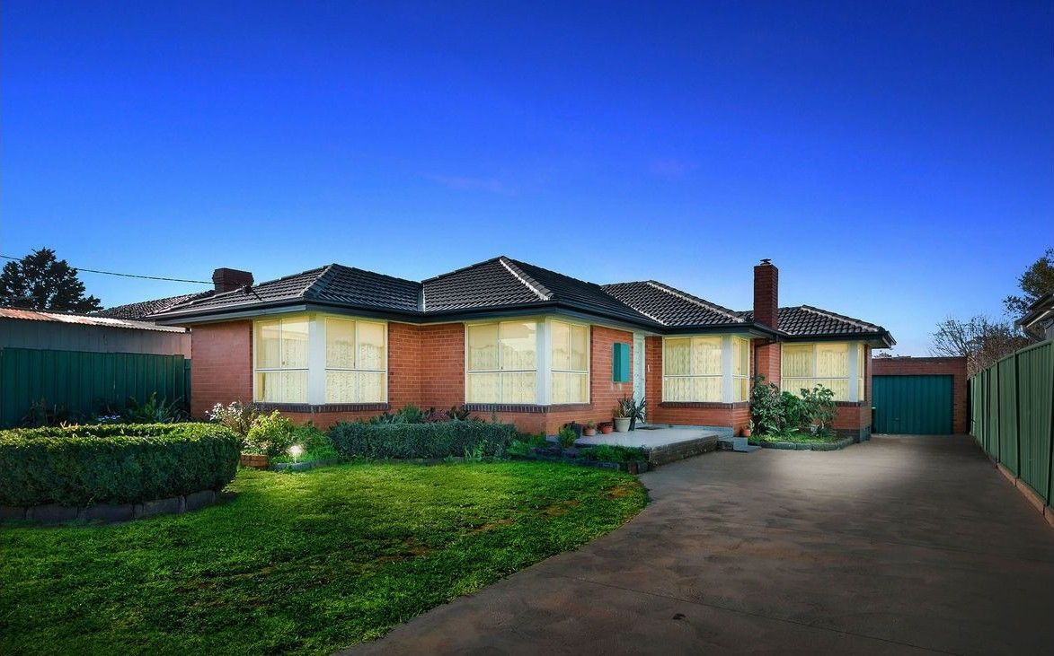 3 bedrooms House in 2 Socrates Way ROCKBANK VIC, 3335