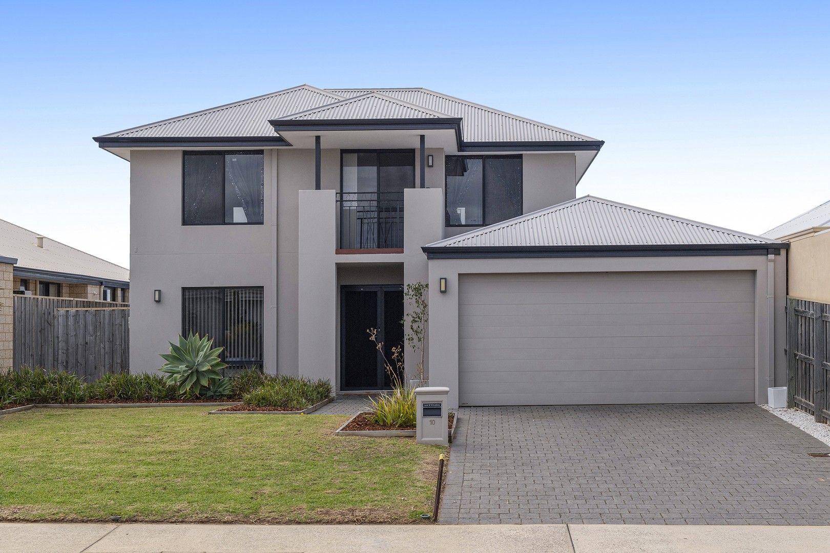4 bedrooms House in 10 Sugarwood Terrace HALLS HEAD WA, 6210