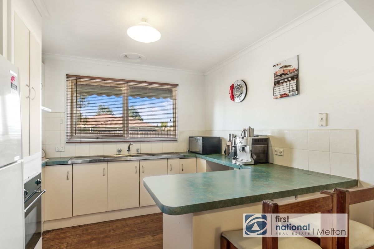 14 Thomas Avenue, Melton South VIC 3338, Image 2