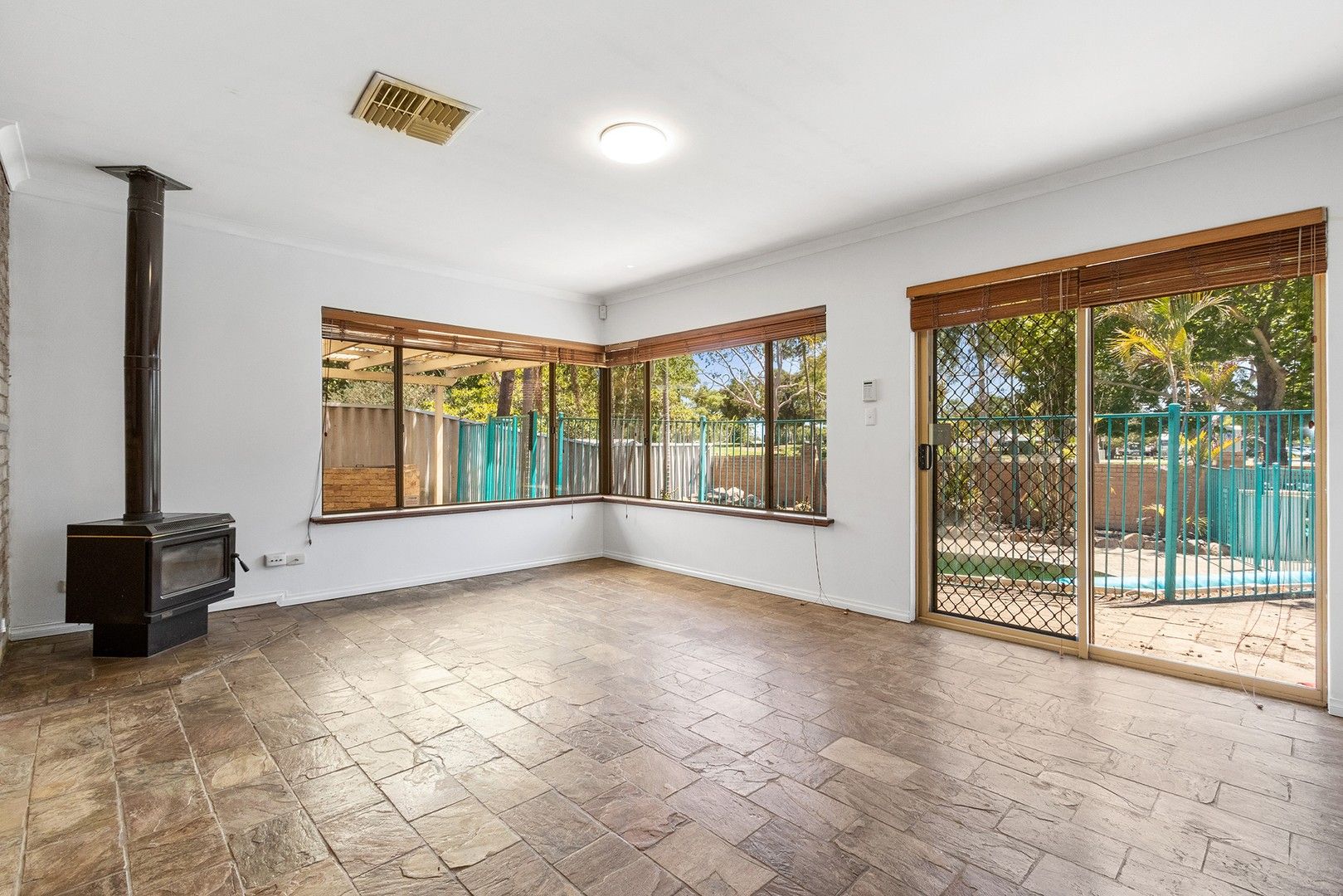 Willetton WA 6155 4 beds house for Rent, 850 16334591 Domain