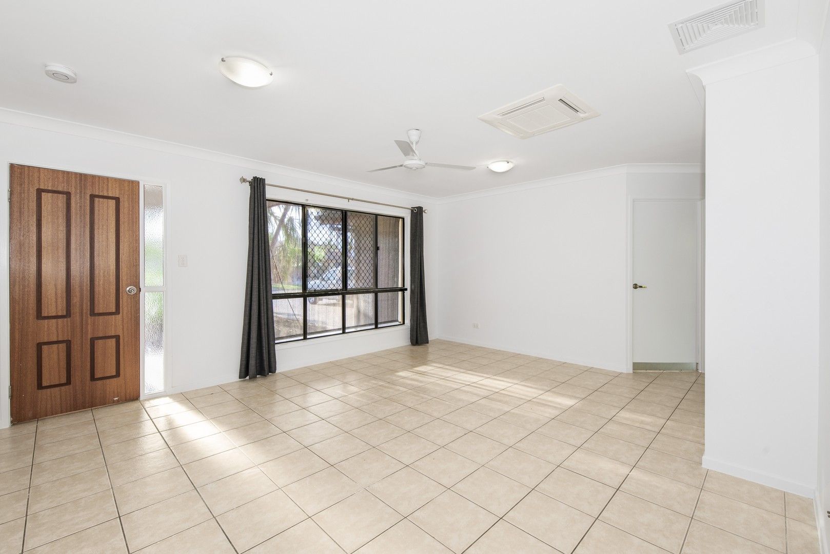 4 bedrooms House in 59 Mayneside Circuit ANNANDALE QLD, 4814