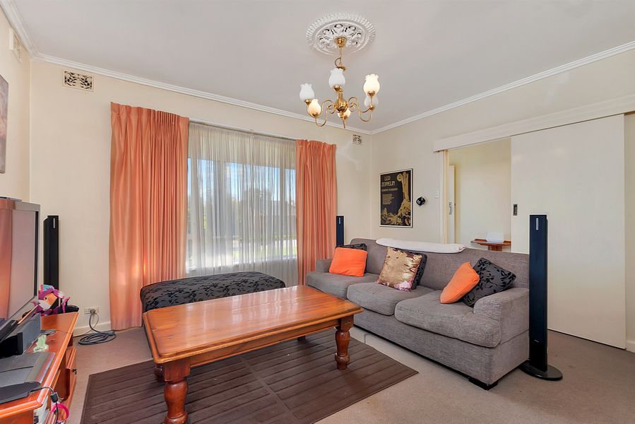 10 Lincoln Crescent, Pooraka SA 5095, Image 2