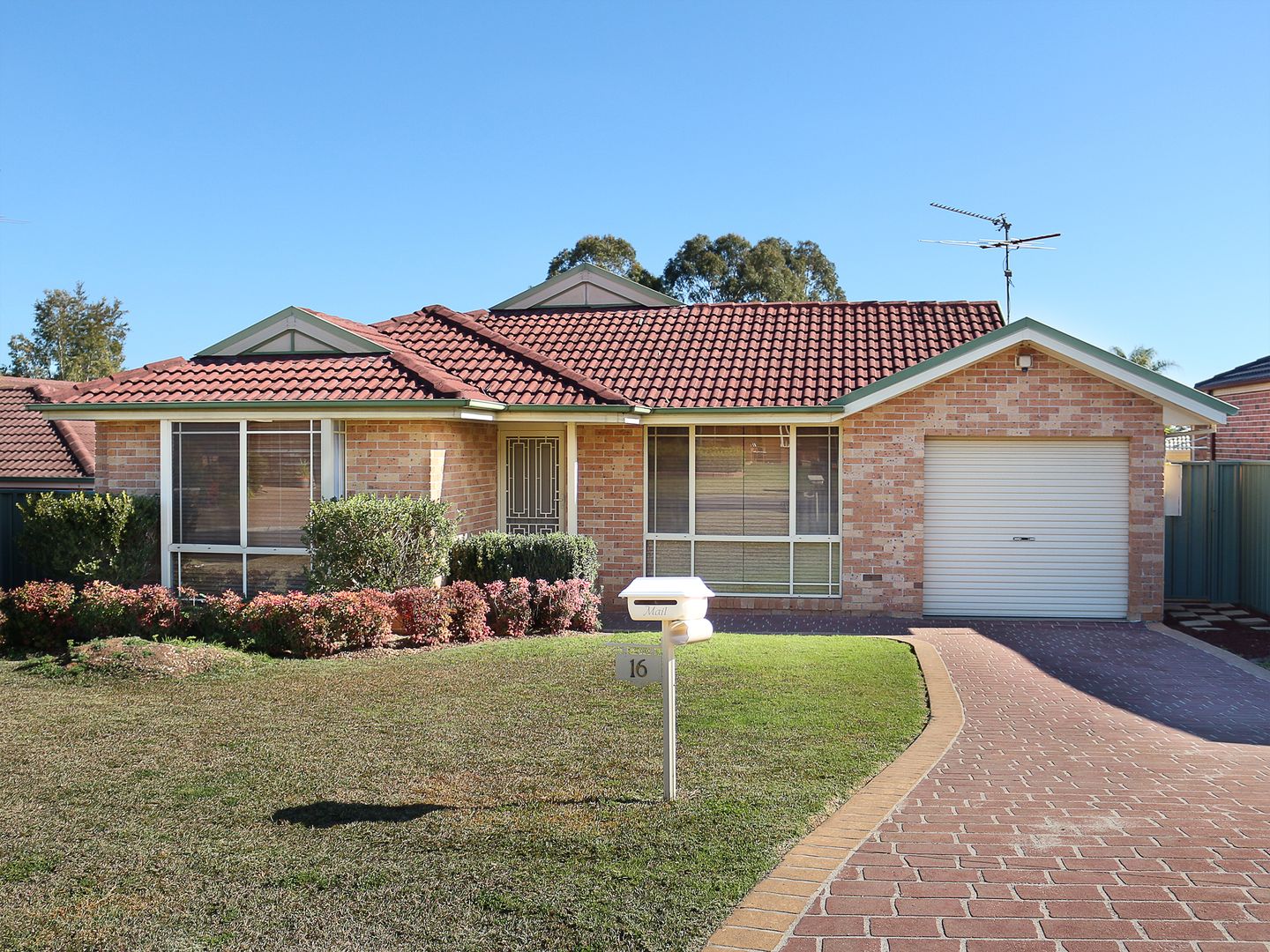 16 Outram Place, Currans Hill Property History & Address Research