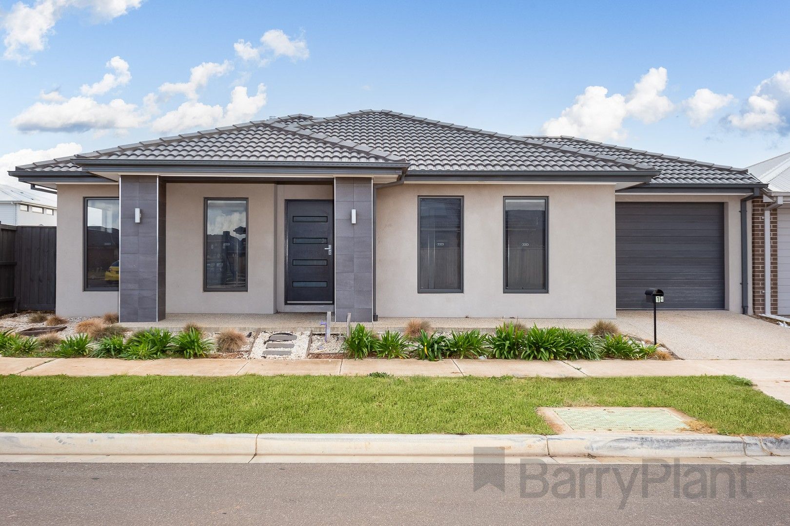 3 bedrooms House in 1 Shangrala Road THORNHILL PARK VIC, 3335