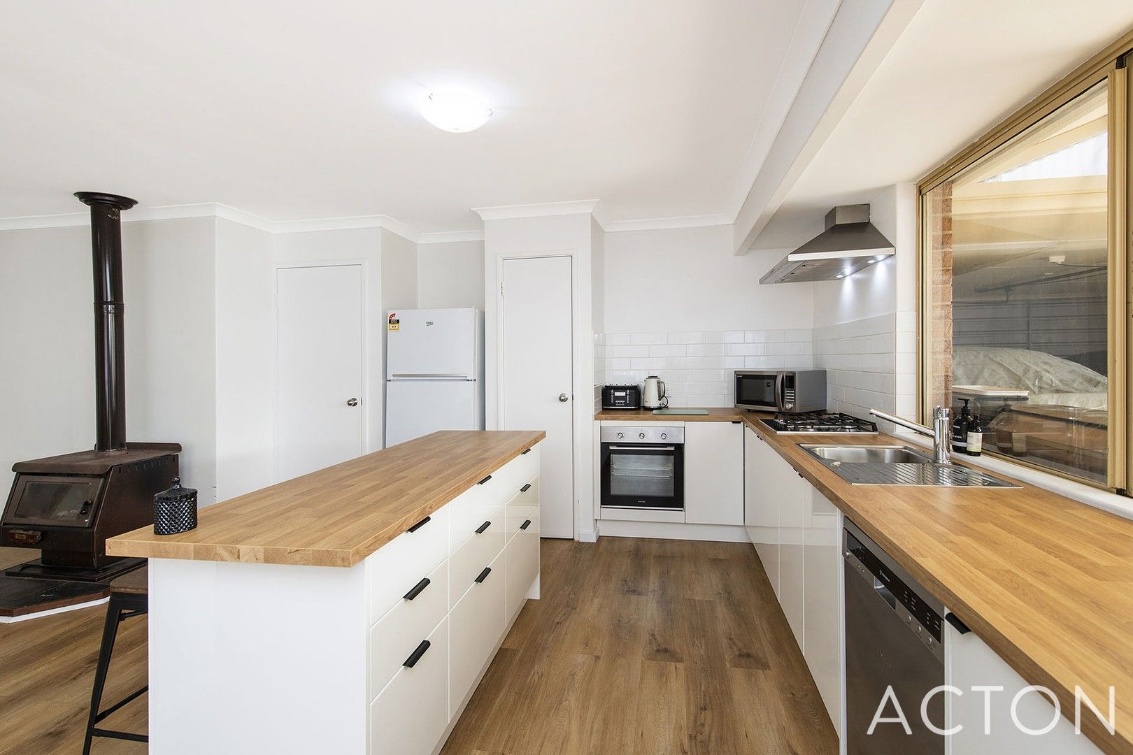 4 bedrooms House in 16 Tamarisk Drive HALLS HEAD WA, 6210