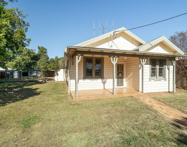 11 Second Avenue, Narromine NSW 2821