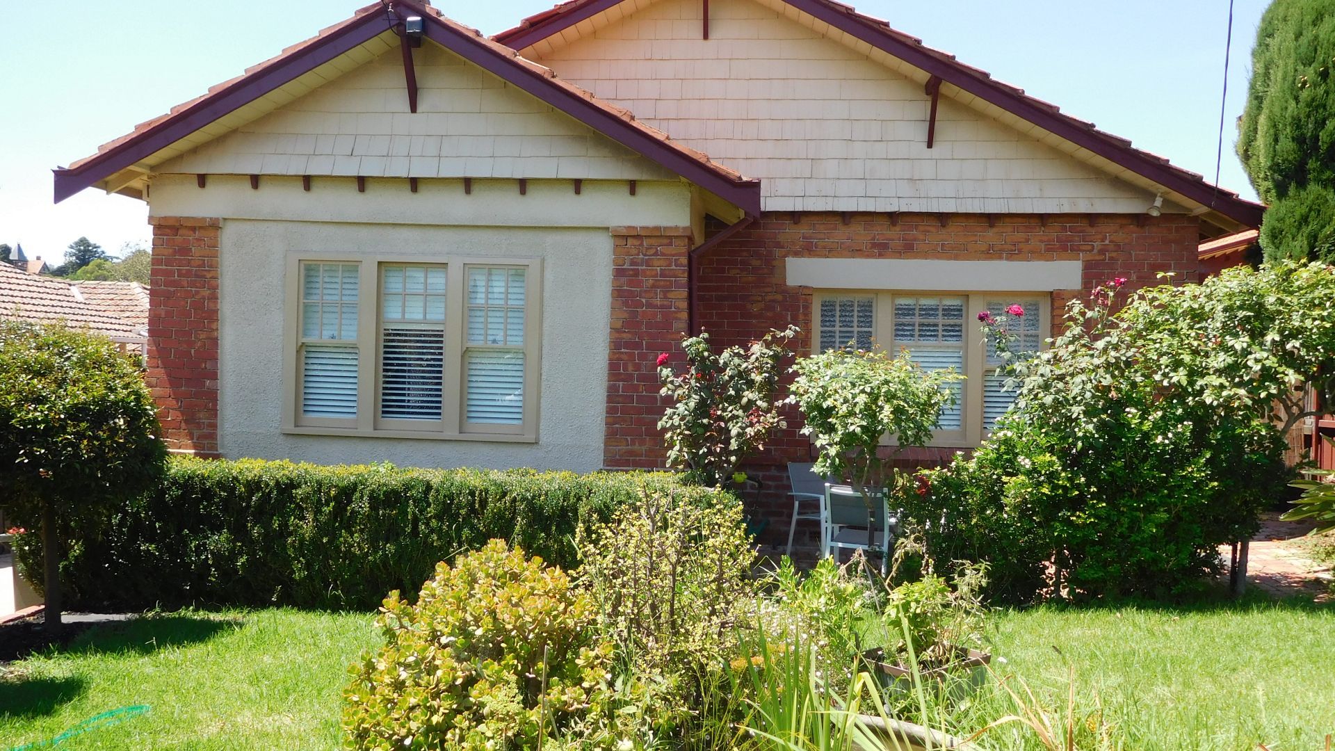 6 bedrooms House in 182 Napier Street ESSENDON VIC, 3040