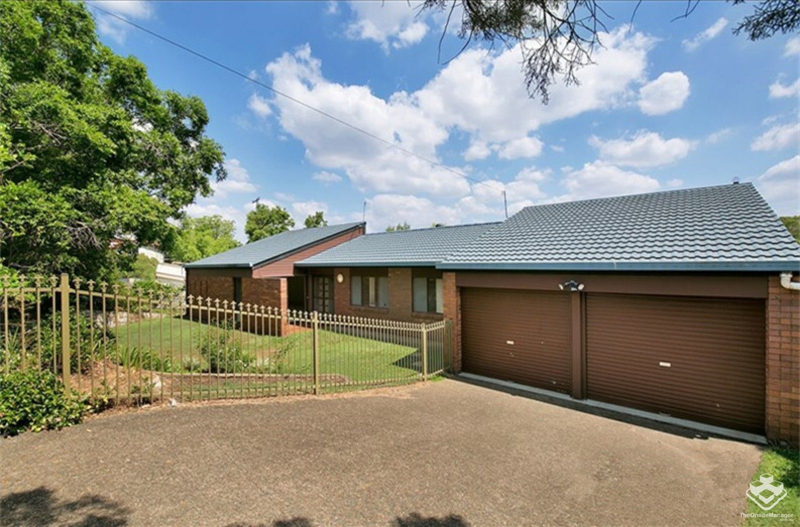 3 bedrooms House in 138 Burbong Street CHAPEL HILL QLD, 4069