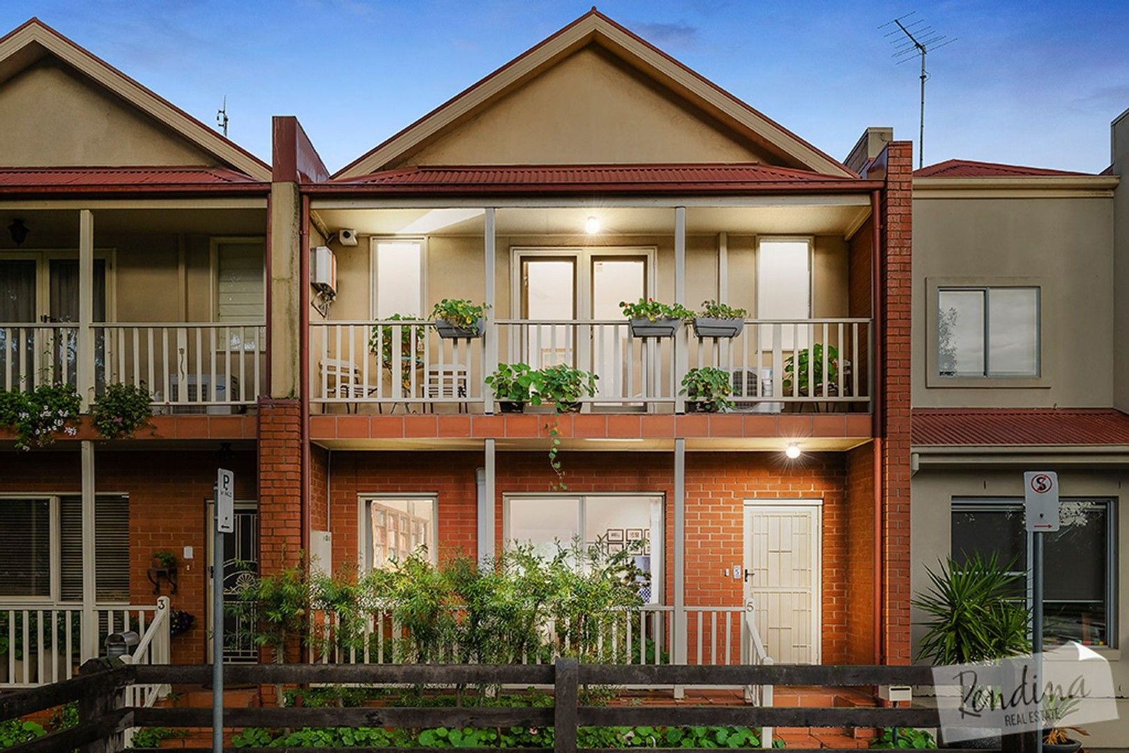 3 bedrooms Townhouse in 5 Vincent Place KENSINGTON VIC, 3031