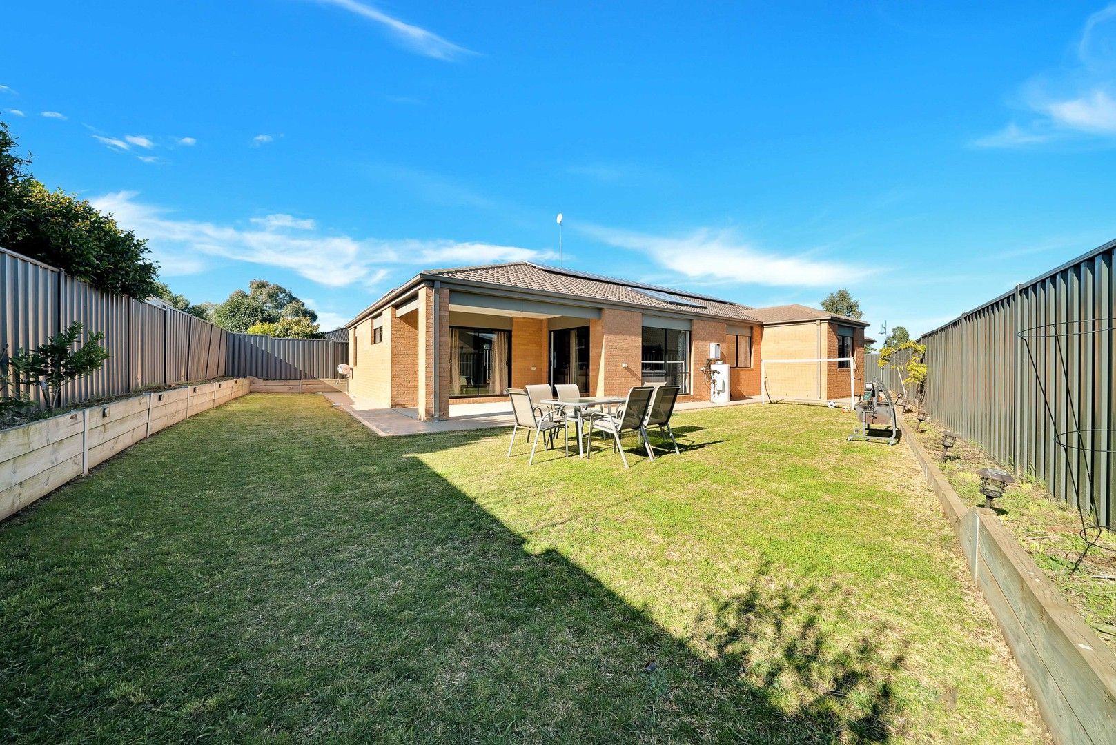 4 bedrooms House in 2 Yass Court MANOR LAKES VIC, 3024