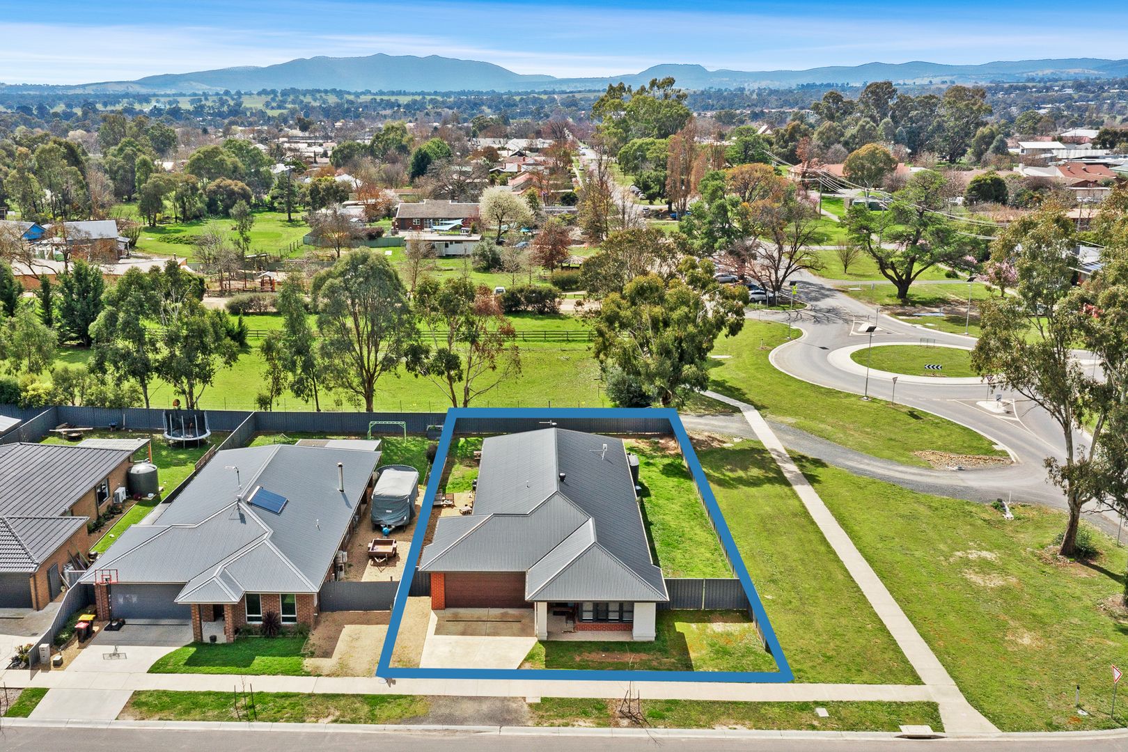2 Peak Court Mansfield VIC 3722 Domain