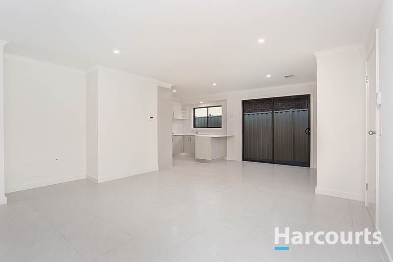 2/61 Buckmaster Drive, Mill Park VIC 3082, Image 2