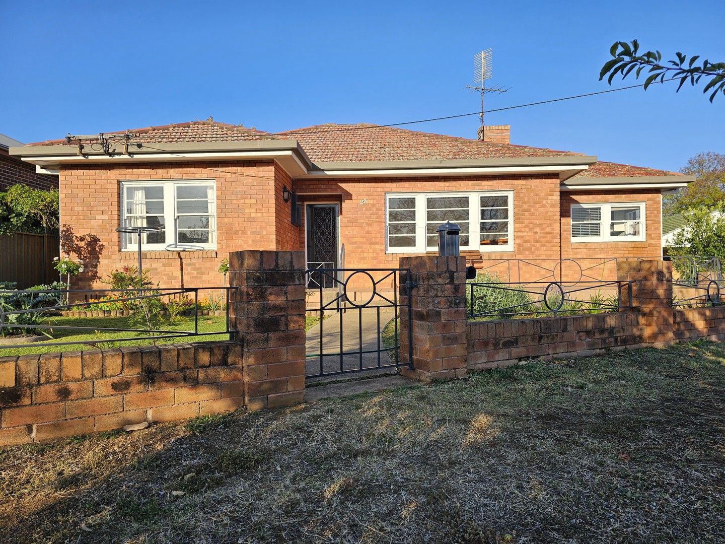 3 bedrooms House in 27 Parry Street TAMWORTH NSW, 2340